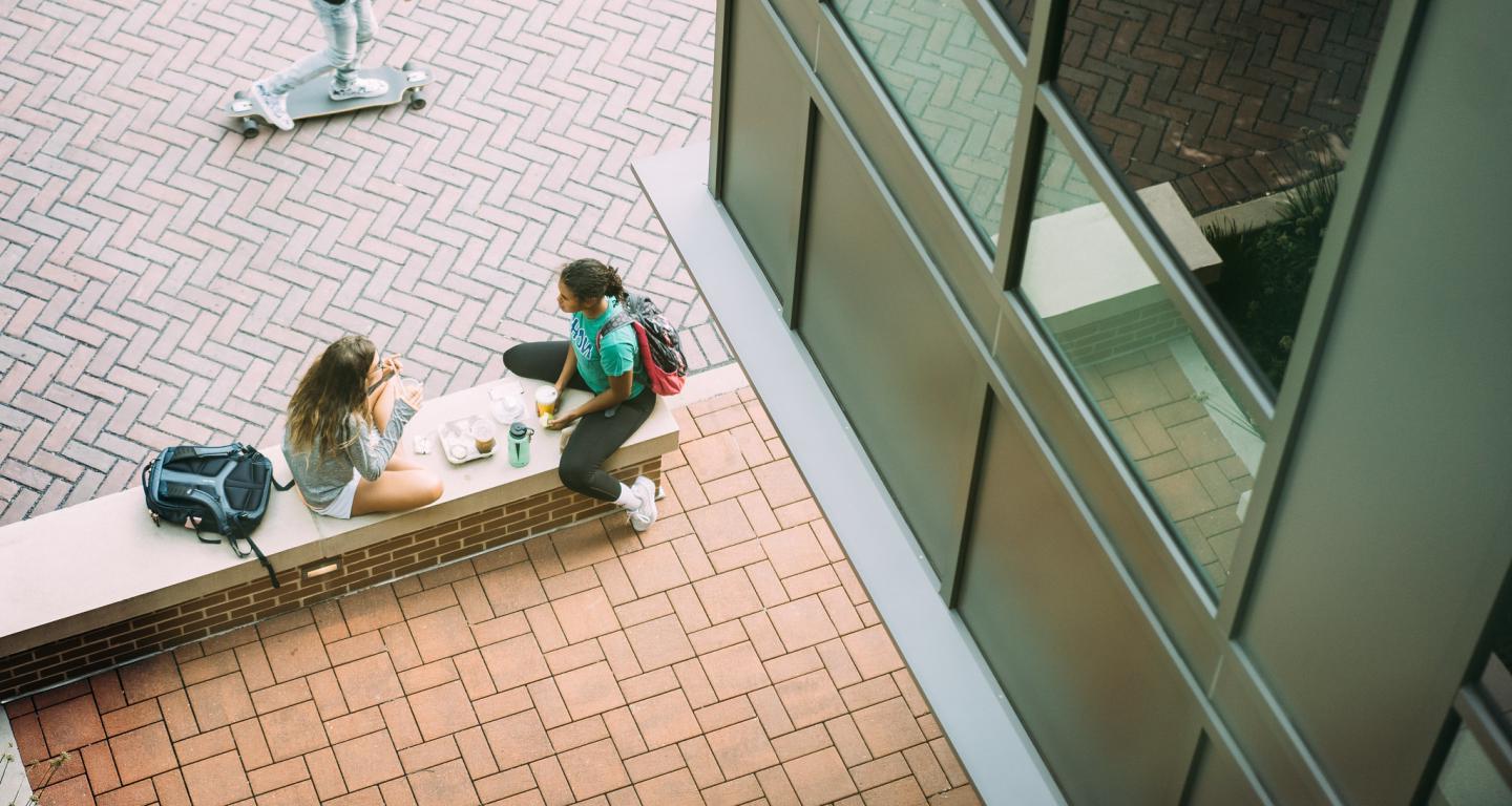 学生在校园里闲逛